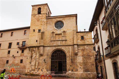 La cort es s'estableix a Oviedo