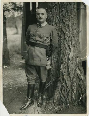 Arribada de Franco a Tetuan i declaració de l'estat de guerra a Pamplona per Mola