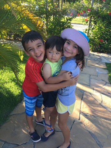 Brincando com os irmãos