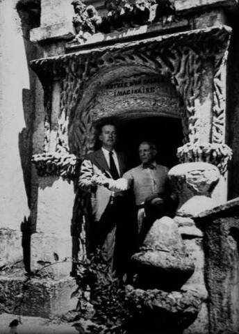 Picasso se afilia al Partido Comunista Francés.