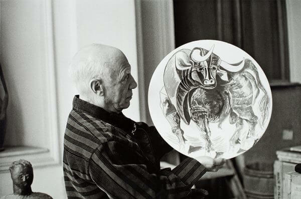 Se dedica a la cerámica.