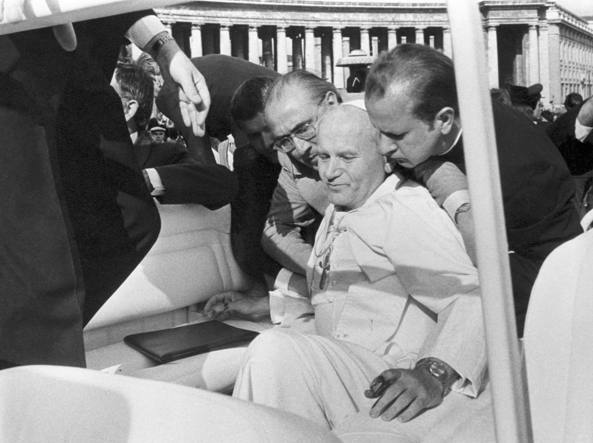 Ali Agca, giovane estremista turco, ferisce Papa Giovanni Paolo II