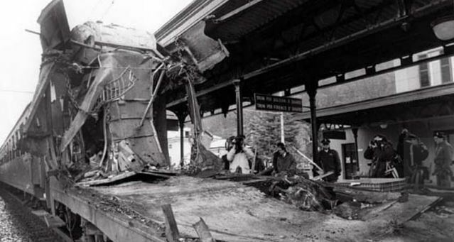 Scoppia una bomba sul treno rapido Napoli-Milano