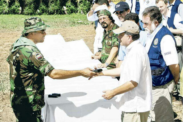 Promulgación de la Ley de Justicia y Paz