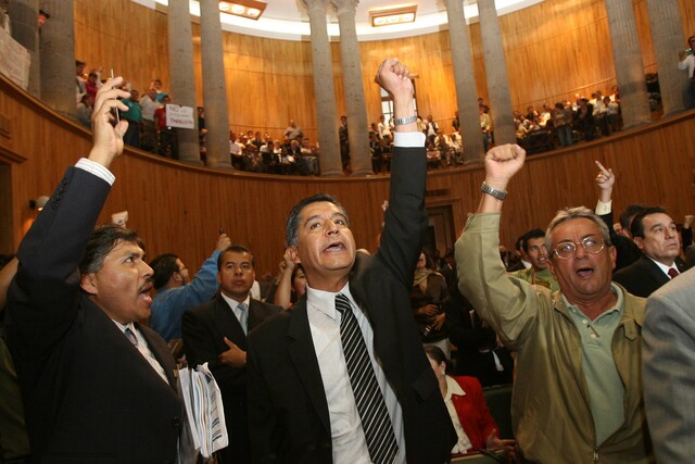 El consejo general Universitario destituye a Carlos Briseño.