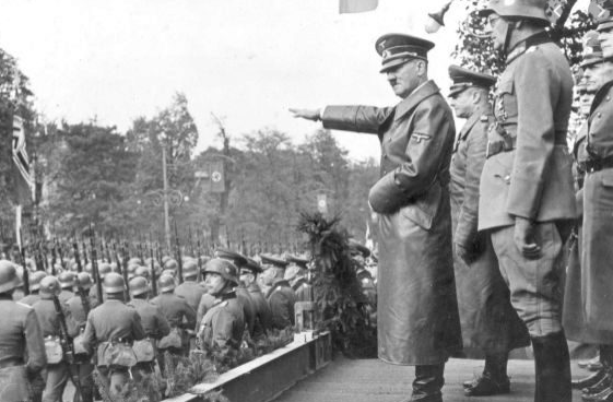 Hitler invade Polonia