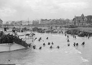 Desembarco de Normandía y despegue de múltiples paracaídas y aviones