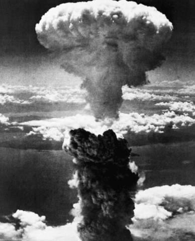 Se lanza la bomba atómica que destruye a Hiroshima y Nagasaki