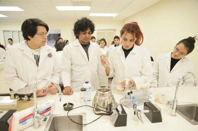 Implementación de la carrera de Químico Bacteriólogo Parasitólogo en la UANL.