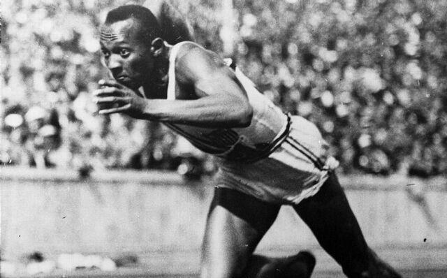 Jessie Owens gana Medalla oro en los Juegos Olímpicos de Berlín