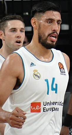 Gustavo Ayón debuta en la NBA