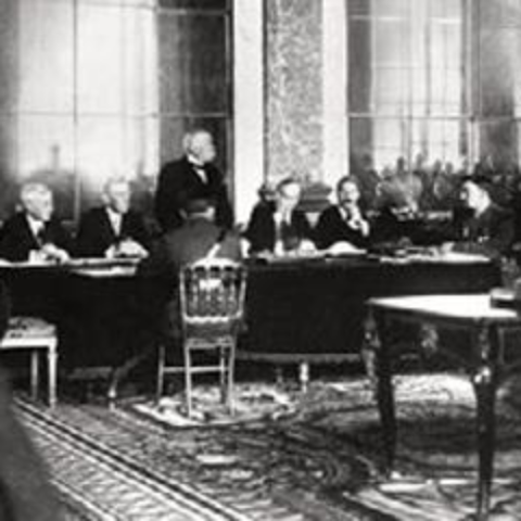 El Imperio Austrohúngaro firma un armisticio.