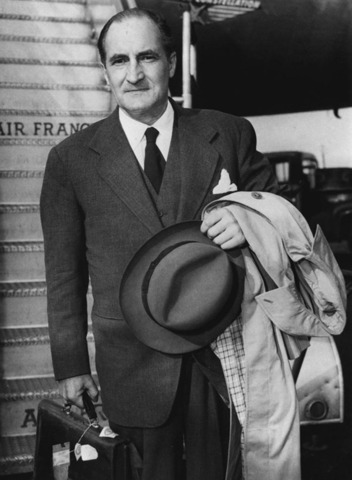 El lehendakari Aguirre abandona Bilbao a la carretera, al costat d'una multitud de fugitius.