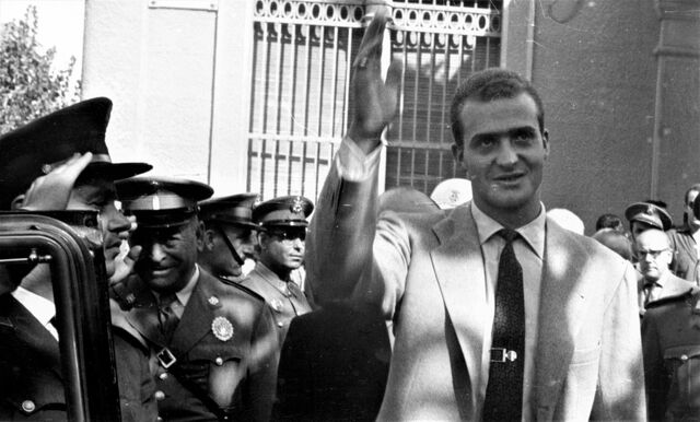 Neix a Roma l'infant don Joan Carles de Borbó, futur rei Joan Carles I.