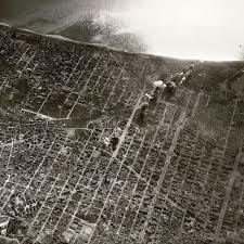 Els avions nacionals bombardegen el port de Barcelona.