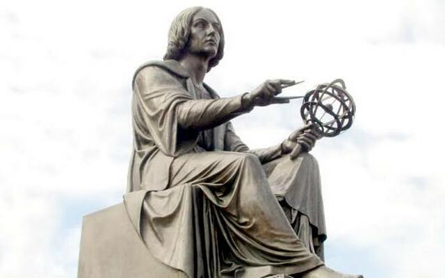 Descubrió que la tierra giraba alrededor del Sol.