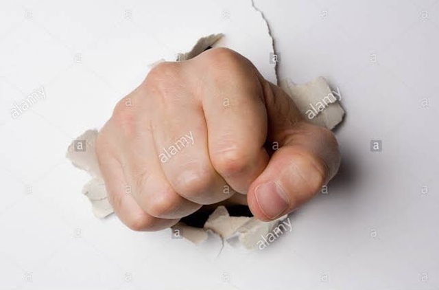 Rompí la pared de la escuela