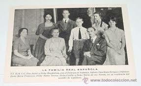 La família reial espanyola, exiliada a París des de la instauració de la República, recupera per decret la ciutadania espanyola i les seves propietats.