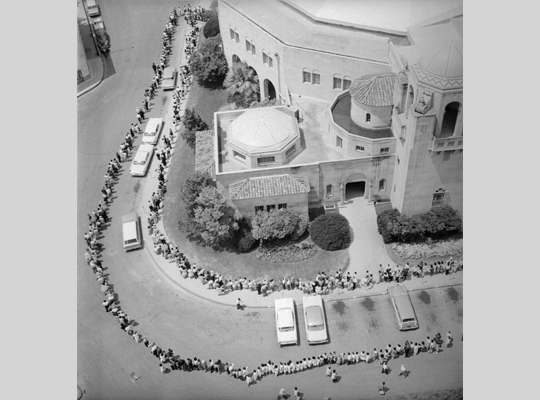 SE AUTORIZA OFICIALEMENTE LA VACUNA CONTRA LA POLIO DE SABIN