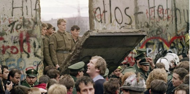 CAÍDA DEL MURO DE BERLÍN