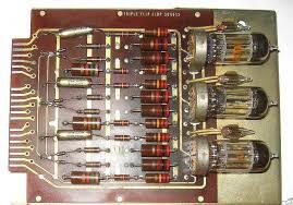 El primer circuito multivibrador o biestable