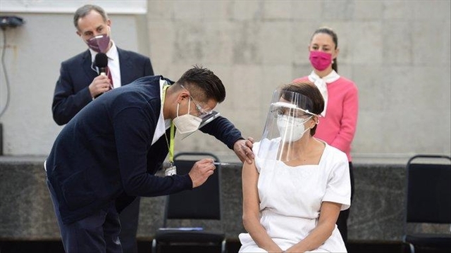 Primer  vacunado en México