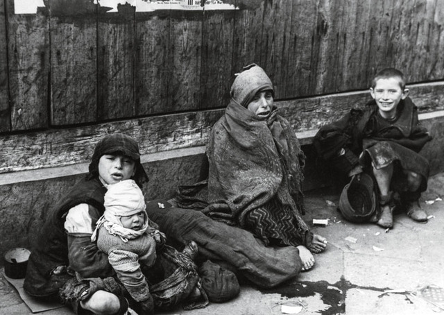 Varsovia traslada a todos los judíos que viven en Varsovia a los guetos