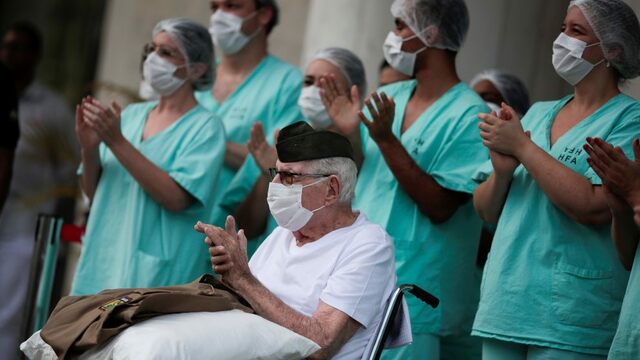 Mujeres regalan comida a médicos que tratan el coronavirus
