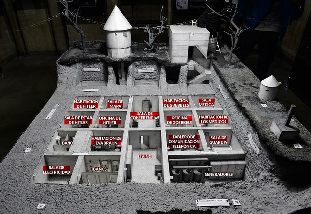 Hitler deja su cuartel general durante la guerra en Rastenberg , Prusia Oriental y va a Berlín, donde pronto se instalará en el búnker