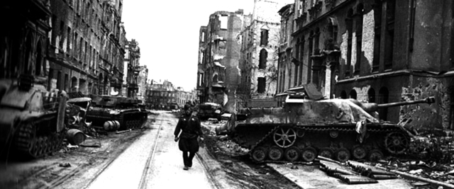 La batalla de Königsberg termina con una victoria soviética.