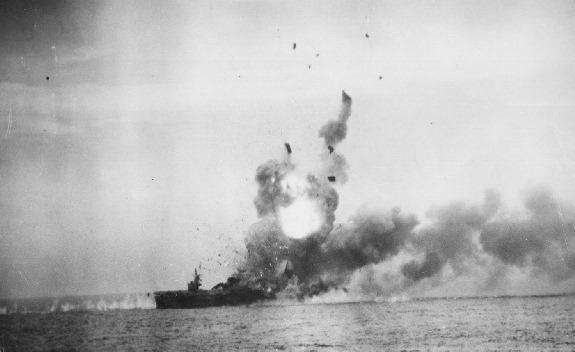 Los ataques kamikaze japoneses contra buques de guerra estadounidenses continúan en Okinawa