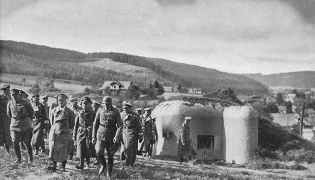 Hitler celebra su 56 cumpleaños en el búnker de Berlín