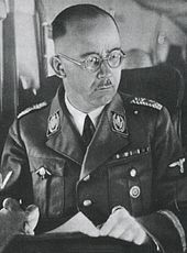 El comandante de las SS Heinrich Himmler es arrestado por las tropas soviéticas, intentando hacerse pasar por un soldado común