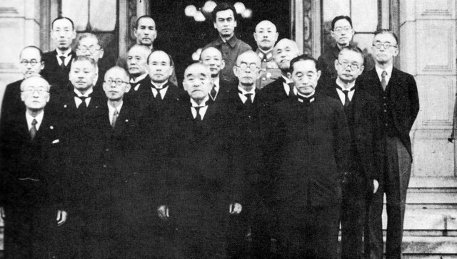 El gobierno japonés anunció que se había enviado un mensaje a los Aliados aceptando los términos de la Declaración de Potsdam siempre que "no incluye ninguna demanda que perjudique las prerrogativas del Emperador como gobernante soberano"