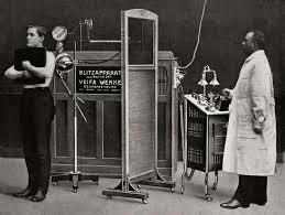 Roentgen presenta su descubrimiento a la Sociedad Físico Médica.