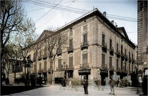 Es contractat com a capellà