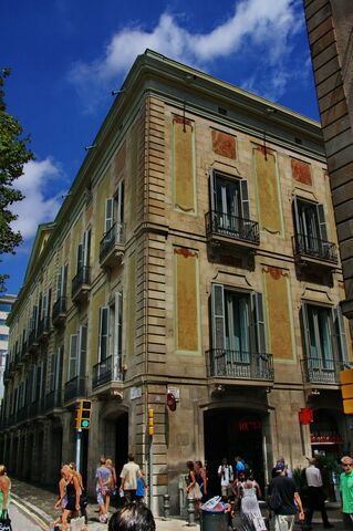 Resideix al palau de la família Comillas.