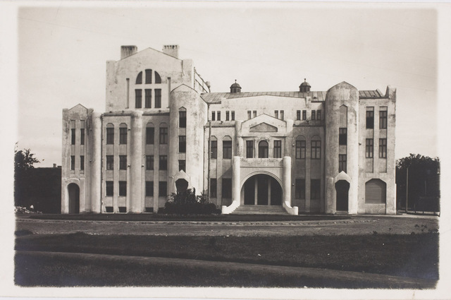 Manifesti ettekandmine Pärnus