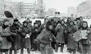 la victoria soviética en Stalingrado donde se capturaron más de 100 000 prisioneros alemanes
