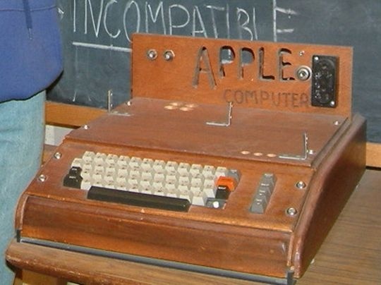 Foi lançado ao mercado o primeiro microcomputador APPLE 1