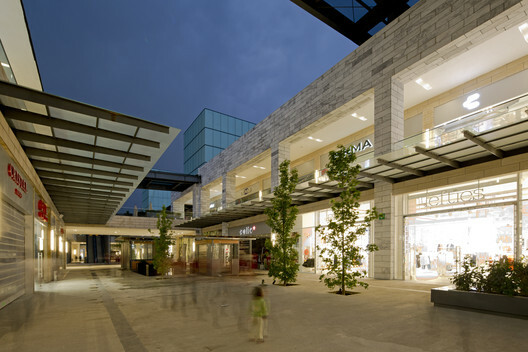 Vía Vallejo / Grow arquitectos