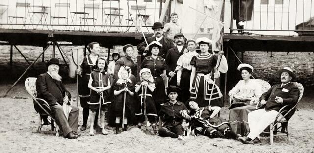 EL DICCIONARIO DE LA ACADEMIA INGLESA  DEFINIÓ ESTE EVENTO COMO EXHIBICIÓN