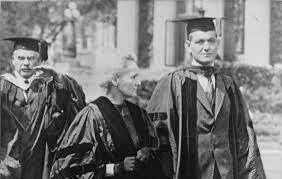 Elle obtient une licence de mathématiques