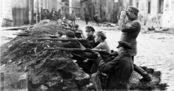 Vallutatakse Lätis Jekabpils, Eesti töörahva kommuun läheb laiali