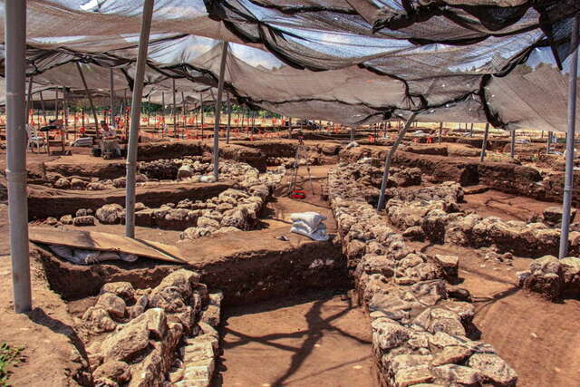 Muro de piedra construido alrededor de una gran aldea