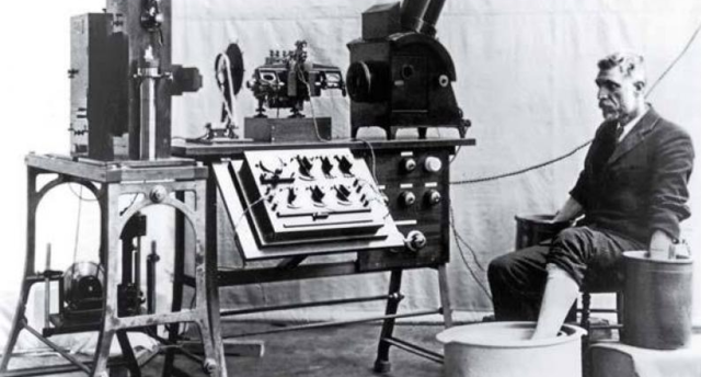 Willem Einthoven descubre el electrocardiograma comienza analizando las similitudes y diferencias de los trazos obtenidos.