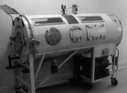 Drinker Shaw crea el primer ventilador eléctrico llamado pulmón de acero