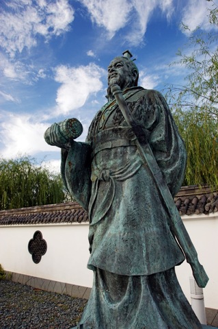 Nace Sun Tzu, el autor de El Arte de la Guerra.