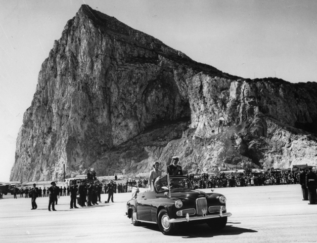 Les tropes del Marroc passen per l’Estret de Gibraltar a les costes de Cadis amb l’ajut logístic d’Itàlia i s'ocupa Badajoz.