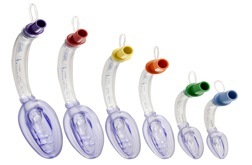 La mascarilla laríngea fue utilizada por Archie Brain para ser empleada como un dispositivo que para su colocación no fuera necesaria la visualización de la laringe.